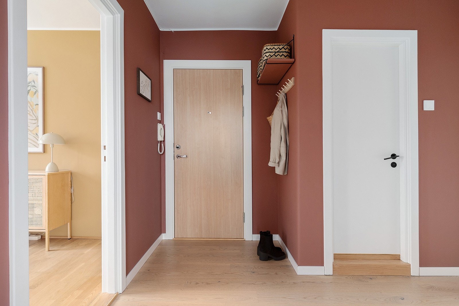 Stor entré med garderobeskap og mye lagringsplass Galleribilde