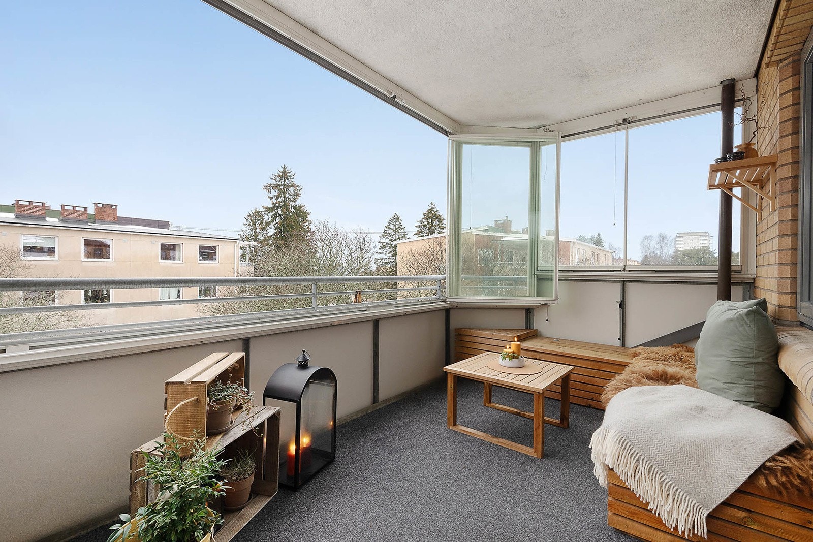 Stor vestvendt balkong med sen kveldssol og godt med lys inn til stue Galleribilde