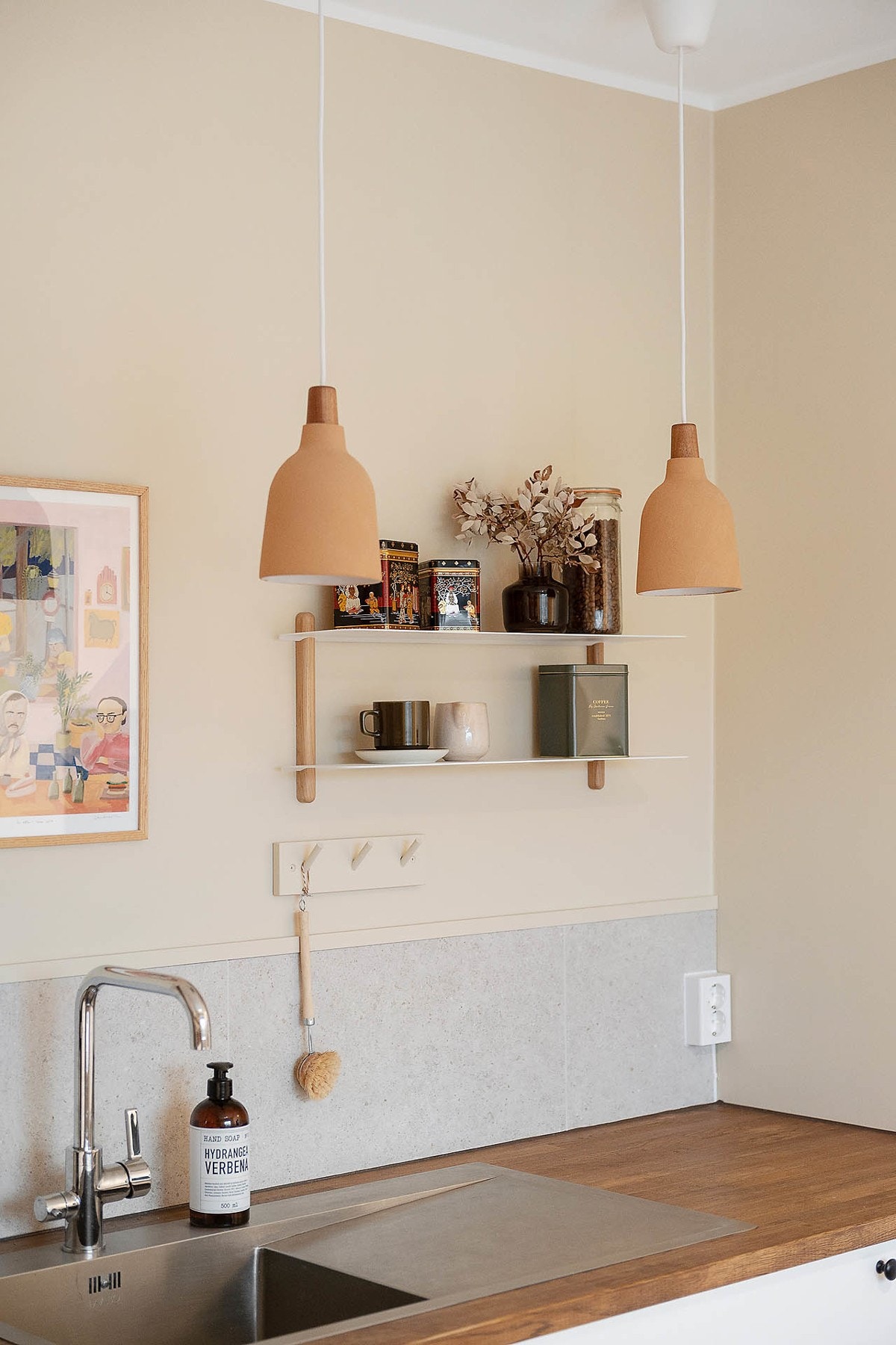 Kjøkkenet har en lys og lun farge som gjør det mer åpent Galleribilde