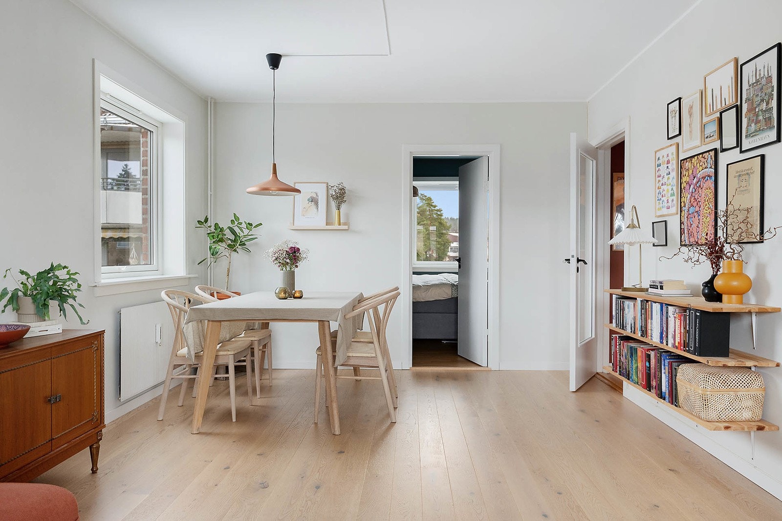 Stuen er stor og luftig med god plass til både spisebord og stor sofakrok Galleribilde