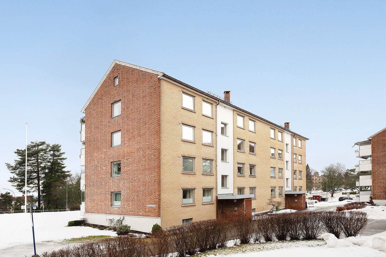 Fasade. Fin og opparbeidet beplantning ved inngangsparti i sommerhalvåret Galleribilde