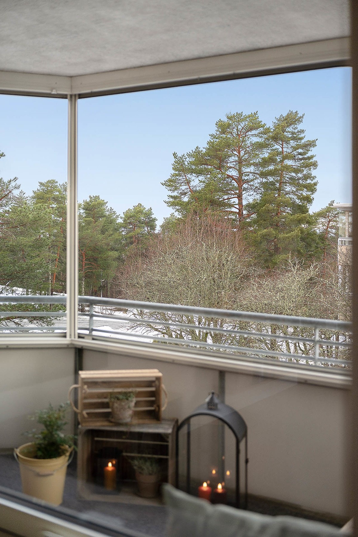 Innglasset balkong som gir en følelse av forlengelse av stuen og bruk nesten hele året Galleribilde