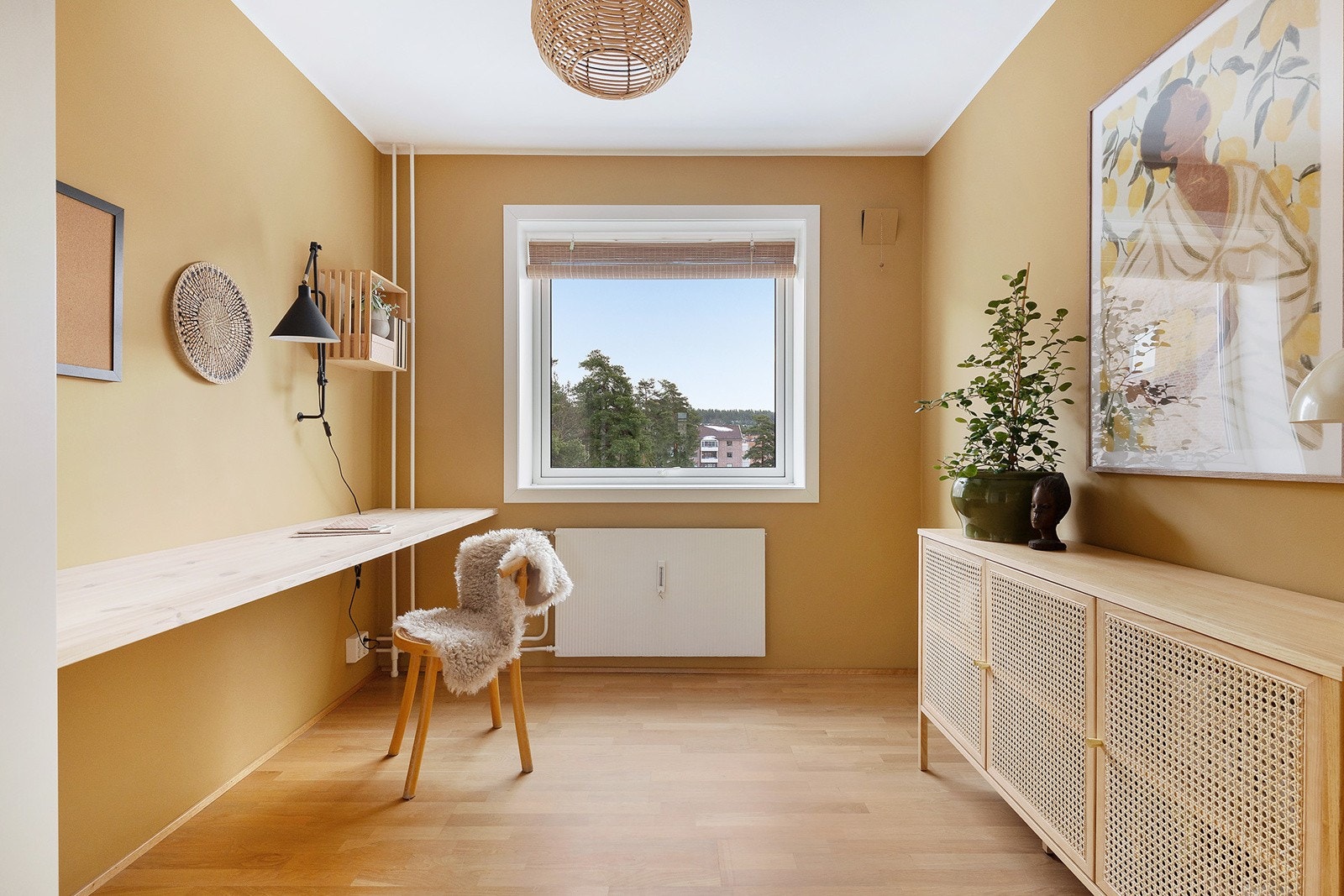 Soverom 2. Rommet holder god størrelse med garderobeskap og det er laget til kontorløsning Galleribilde