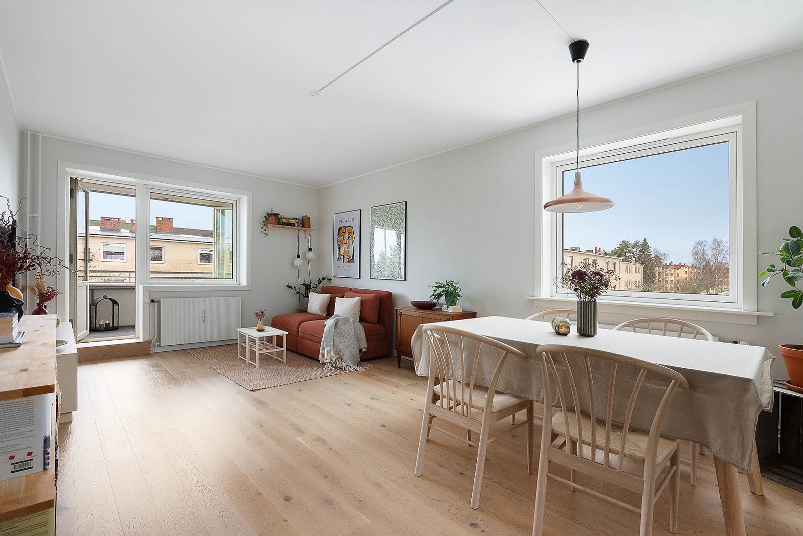 Spiseplass ved vinduet. Dette er en endeleilighet som gir et ekstra vindu i stuen Galleribilde