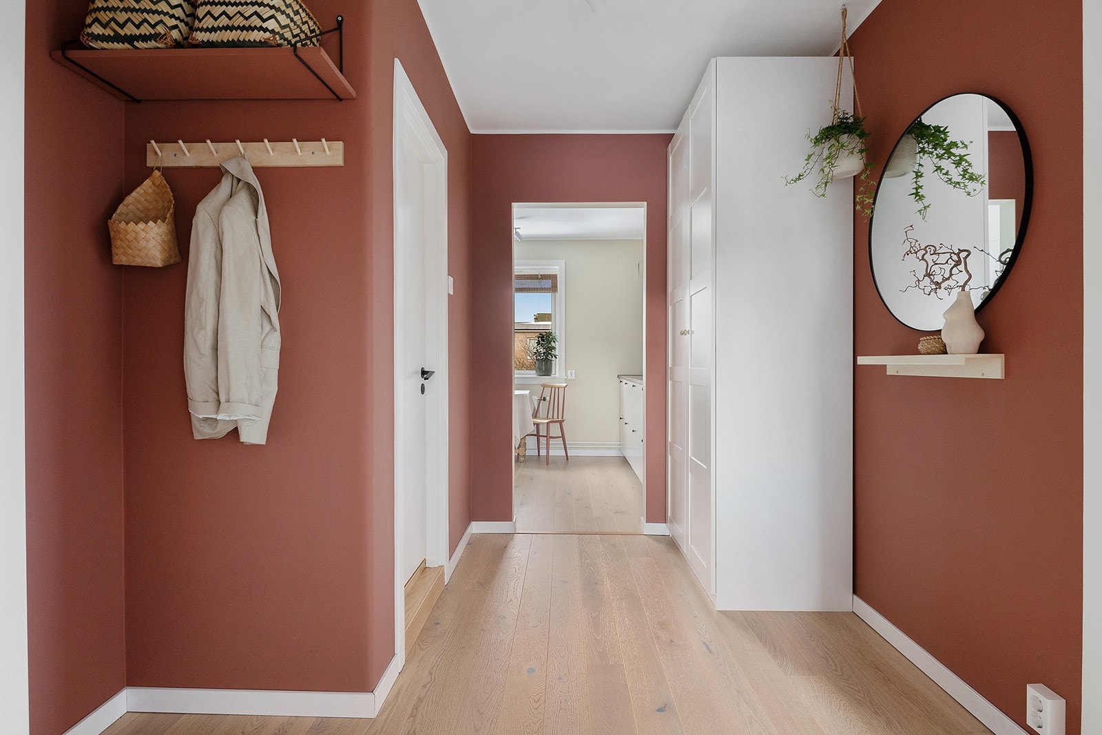 Lys og romslig entré med god plass til å sette fra seg sko og henge fra seg jakker Galleribilde
