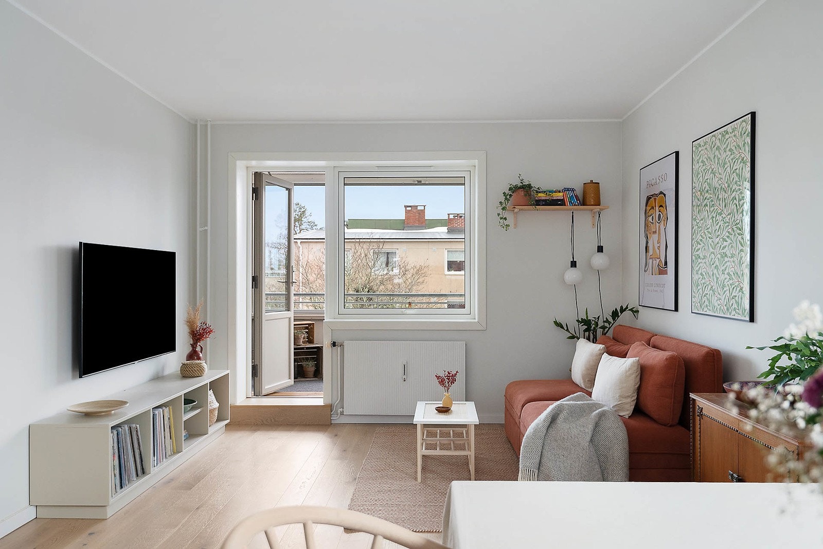 Lys og pen stue med store vindusflater Galleribilde