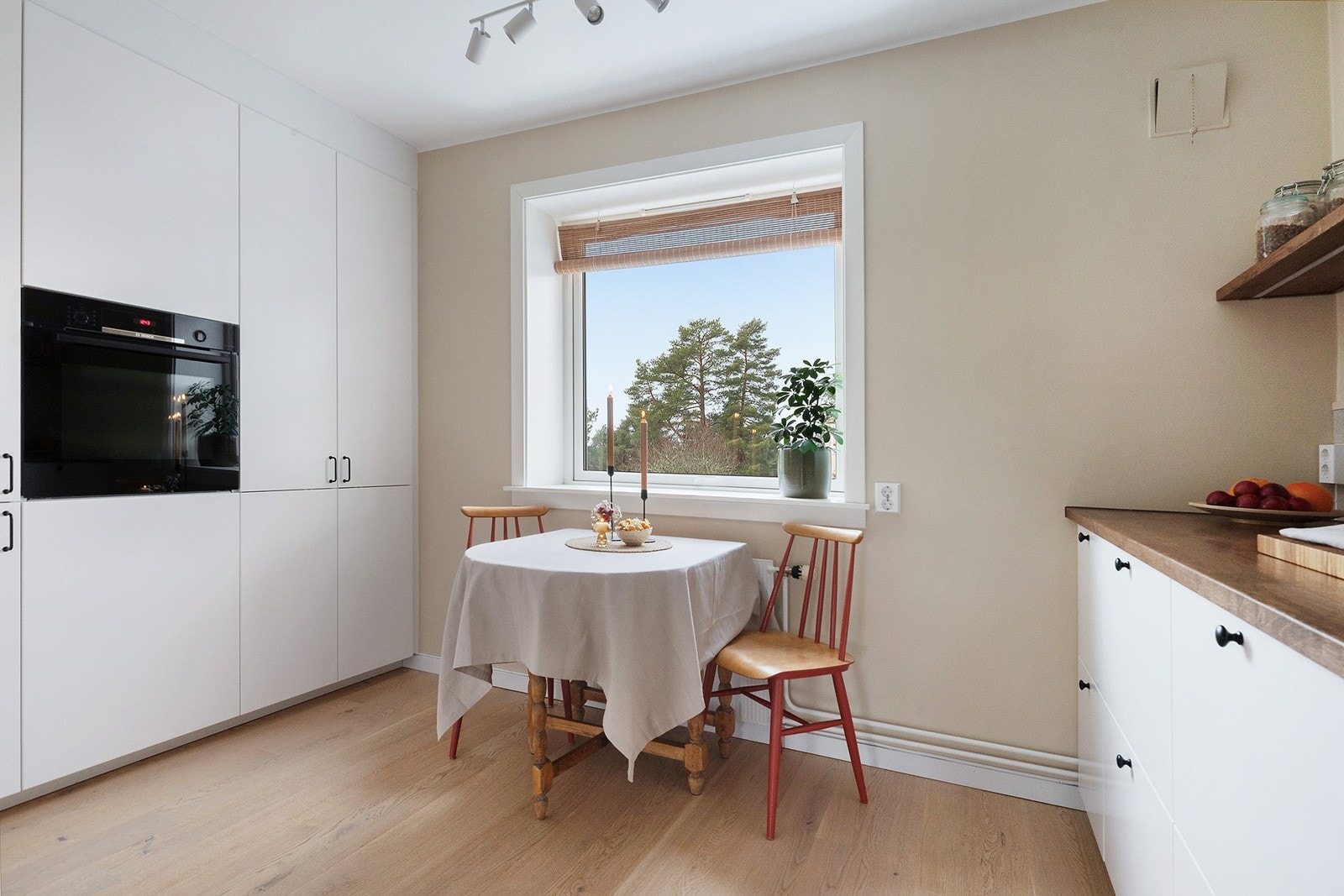 Nyere lekkert kjøkken med spiseplass ved vinduet Galleribilde