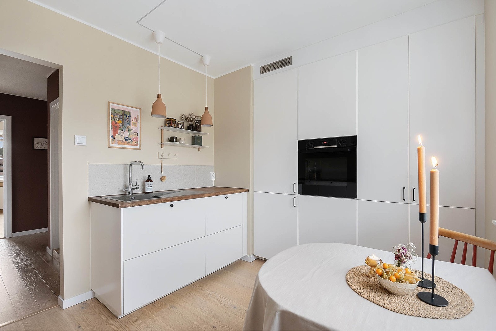 Nytt kjøkken i 2022 med en delikat kjøkkeninnredning, integrerte hvitevarer og heltre benkeplate i eik Galleribilde