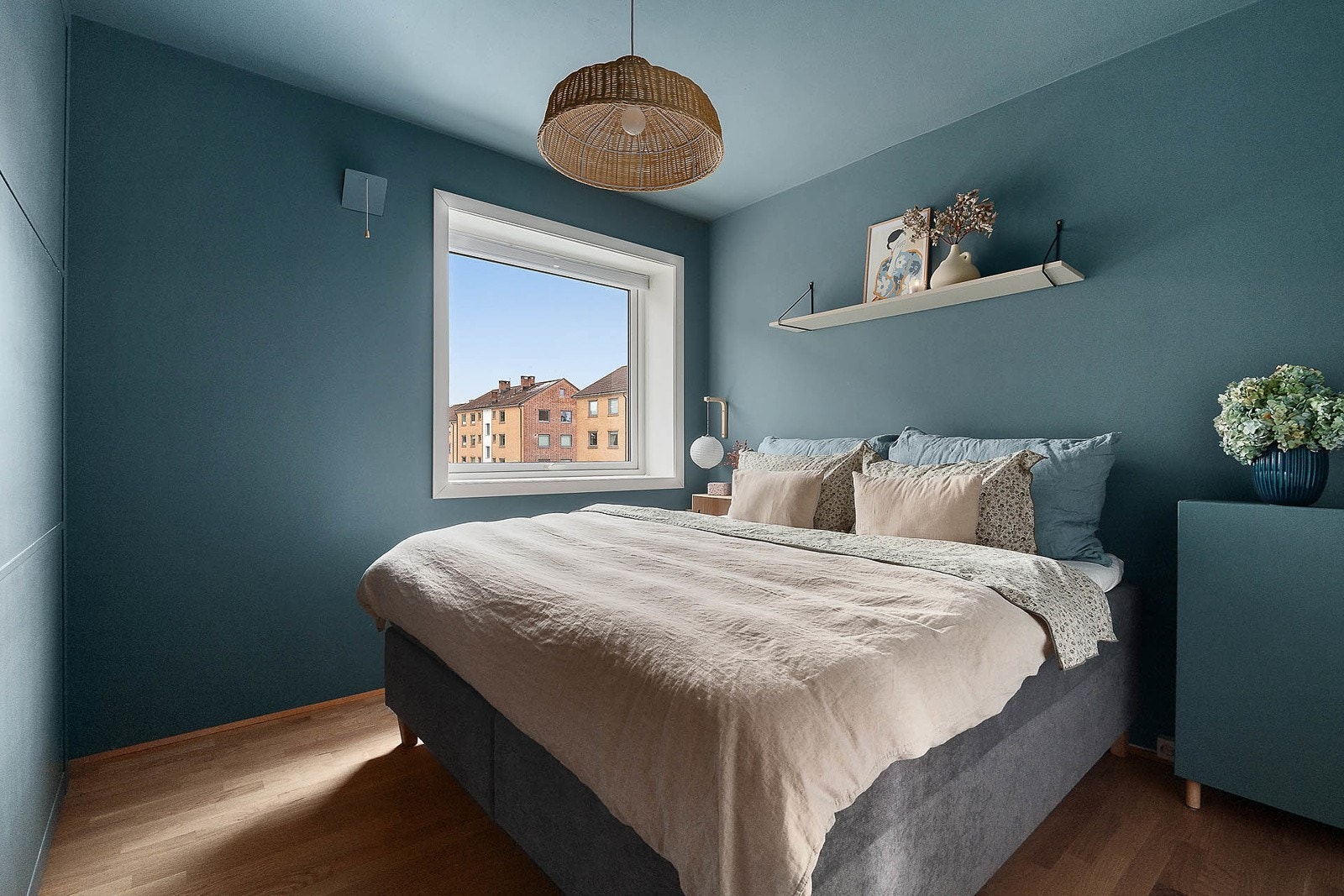 Romslig soverom med god plass til dobbelseng og nattbord Galleribilde