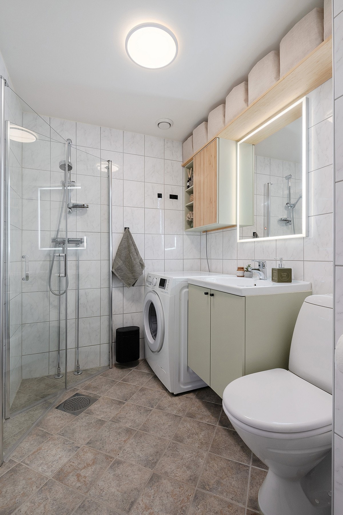 Bad som er pusset opp i regi av borettslaget med gulvvarme og opplegg for vaskemaskin Galleribilde