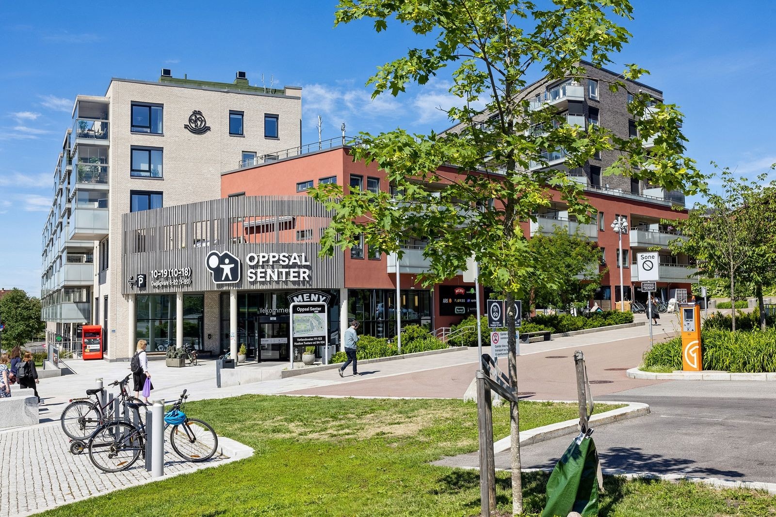 Oppsal senter med flere butikker inkludert MENY. På Oppsal Torg ligger også populære Østensjø Havn med hyggelige lokaler og uteservering Galleribilde