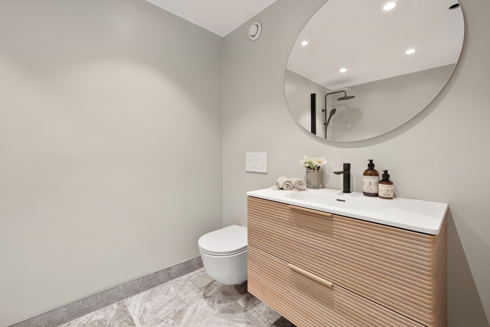 Tiltalende materialvalg og lekre armaturer. Galleribilde