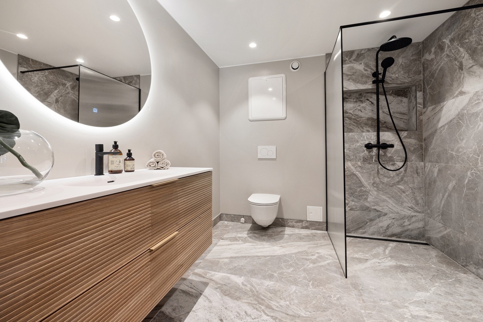 Hele badet er bygget opp på nytt i 2024 med nytt sluk, rør-i-rør system, membran og nytt gulv med varmekabler. Galleribilde