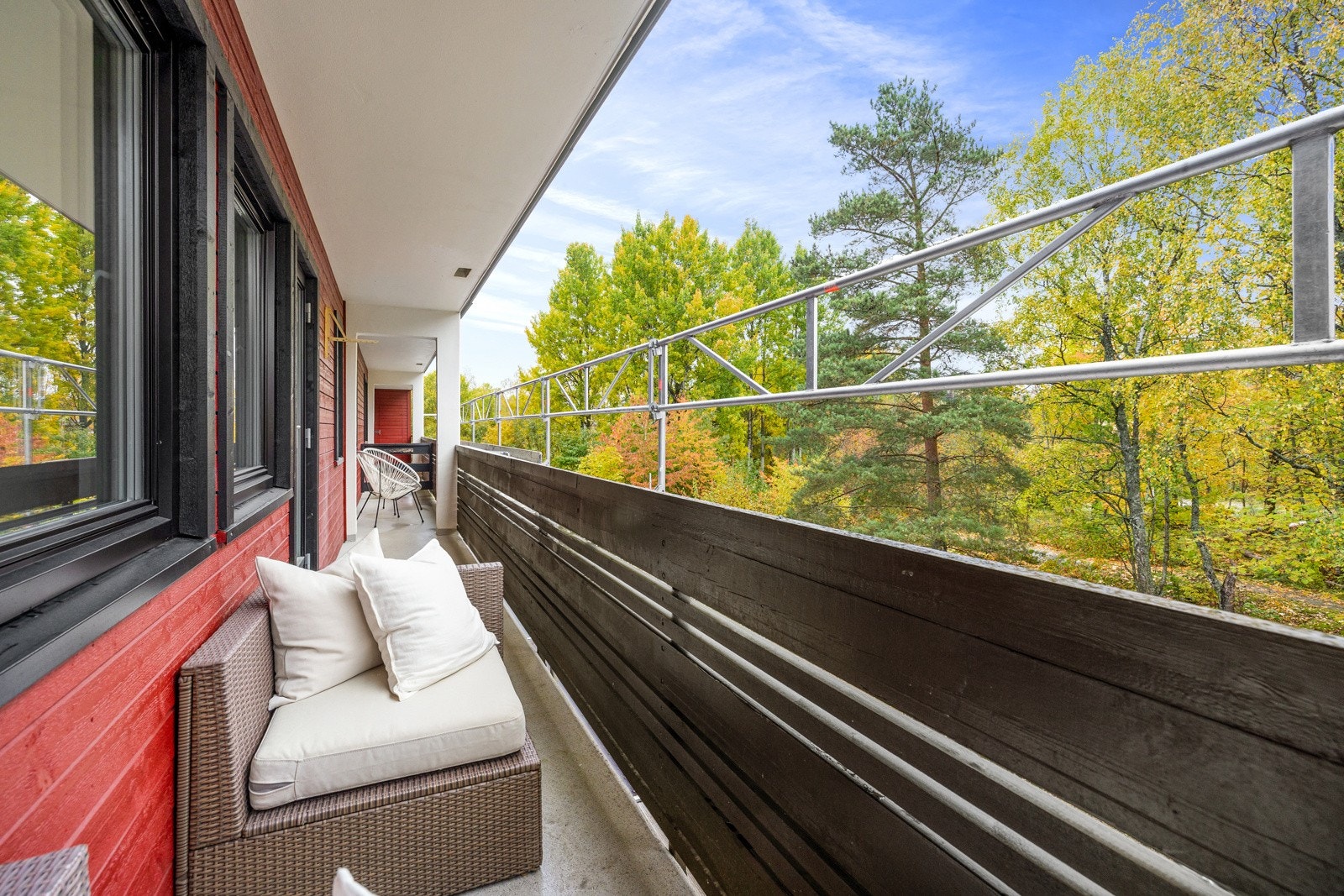 Vestvendt balkong med ettermiddag- og kveldssol. Galleribilde