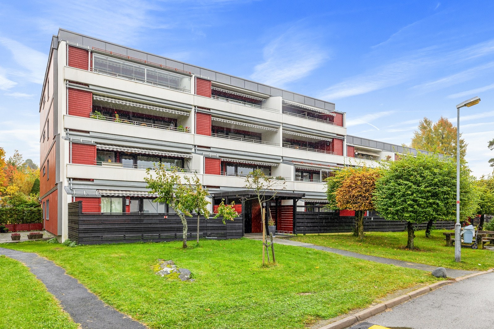 Bilfritt og tilbaketrukket område med grønne fellesarealer. Galleribilde