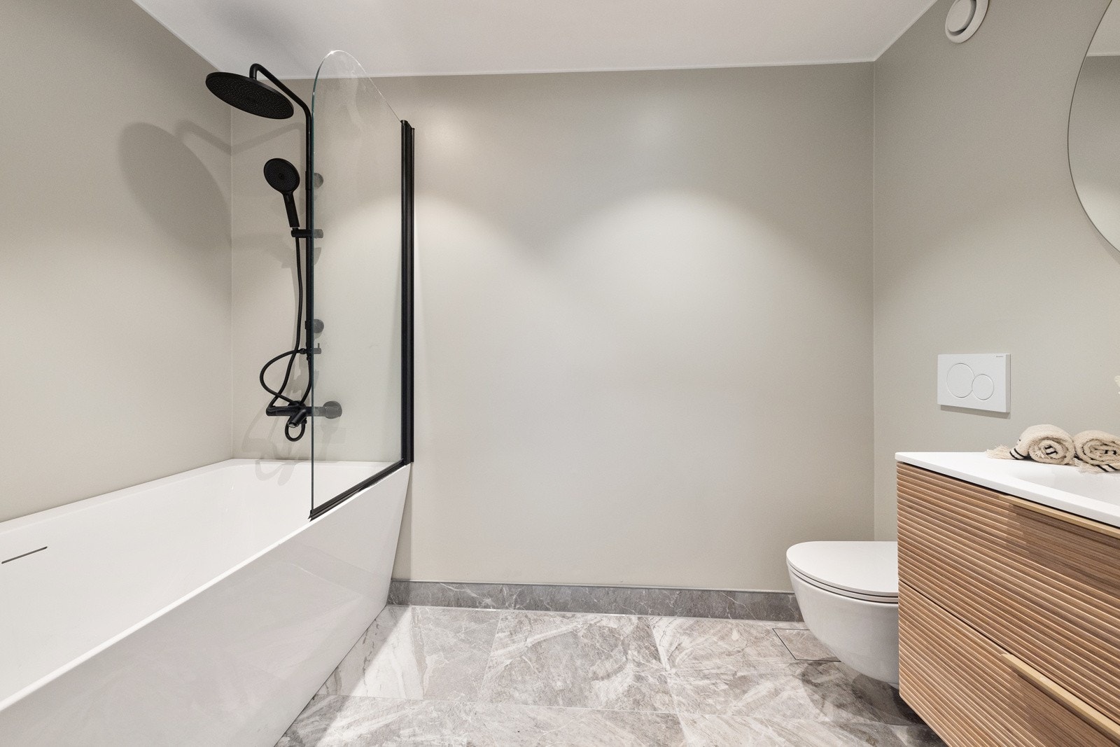 Hele baderommet er bygget på nytt i 2024. Galleribilde