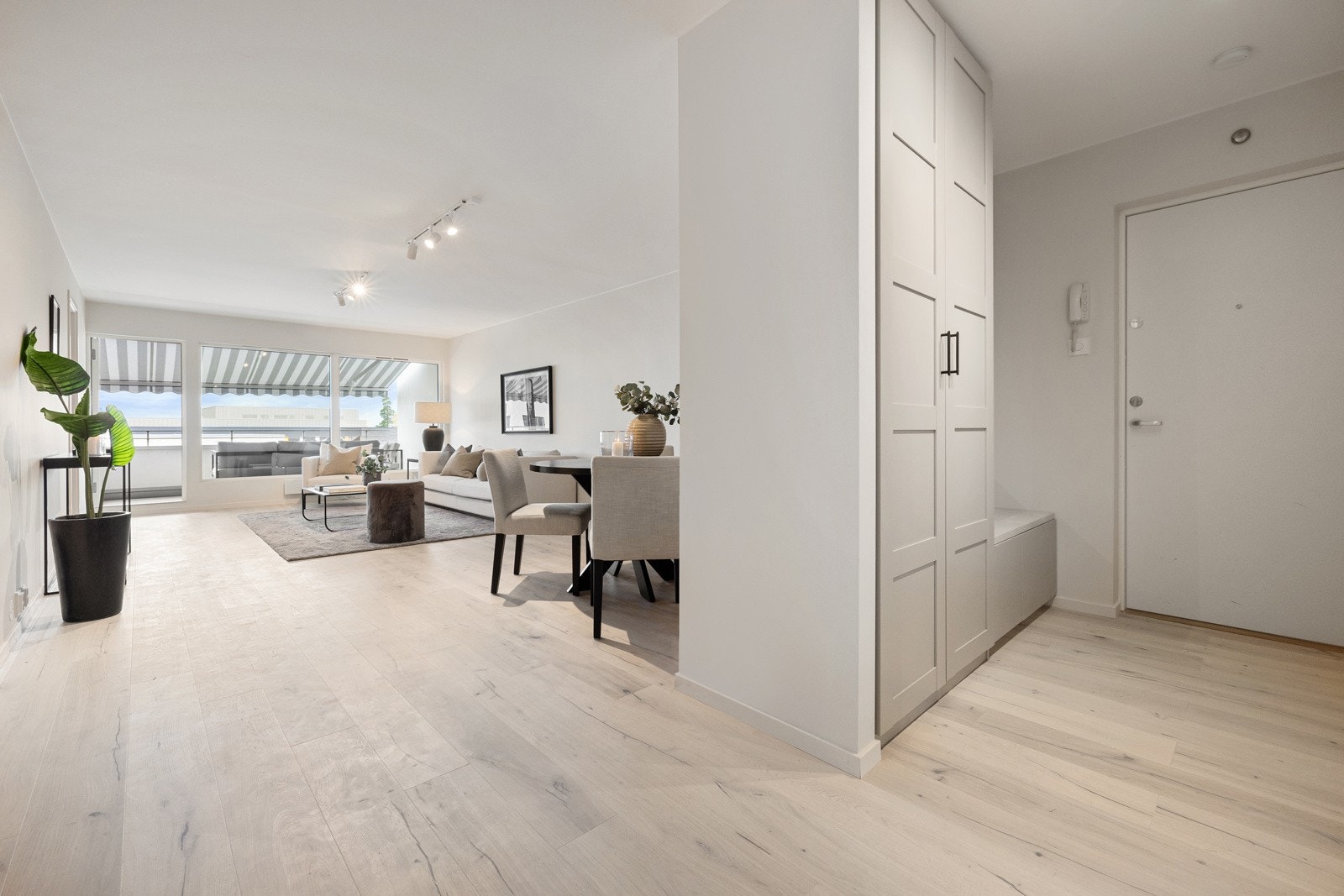 Meget god planløsning med store, åpne rom og flere sosiale soner. Galleribilde