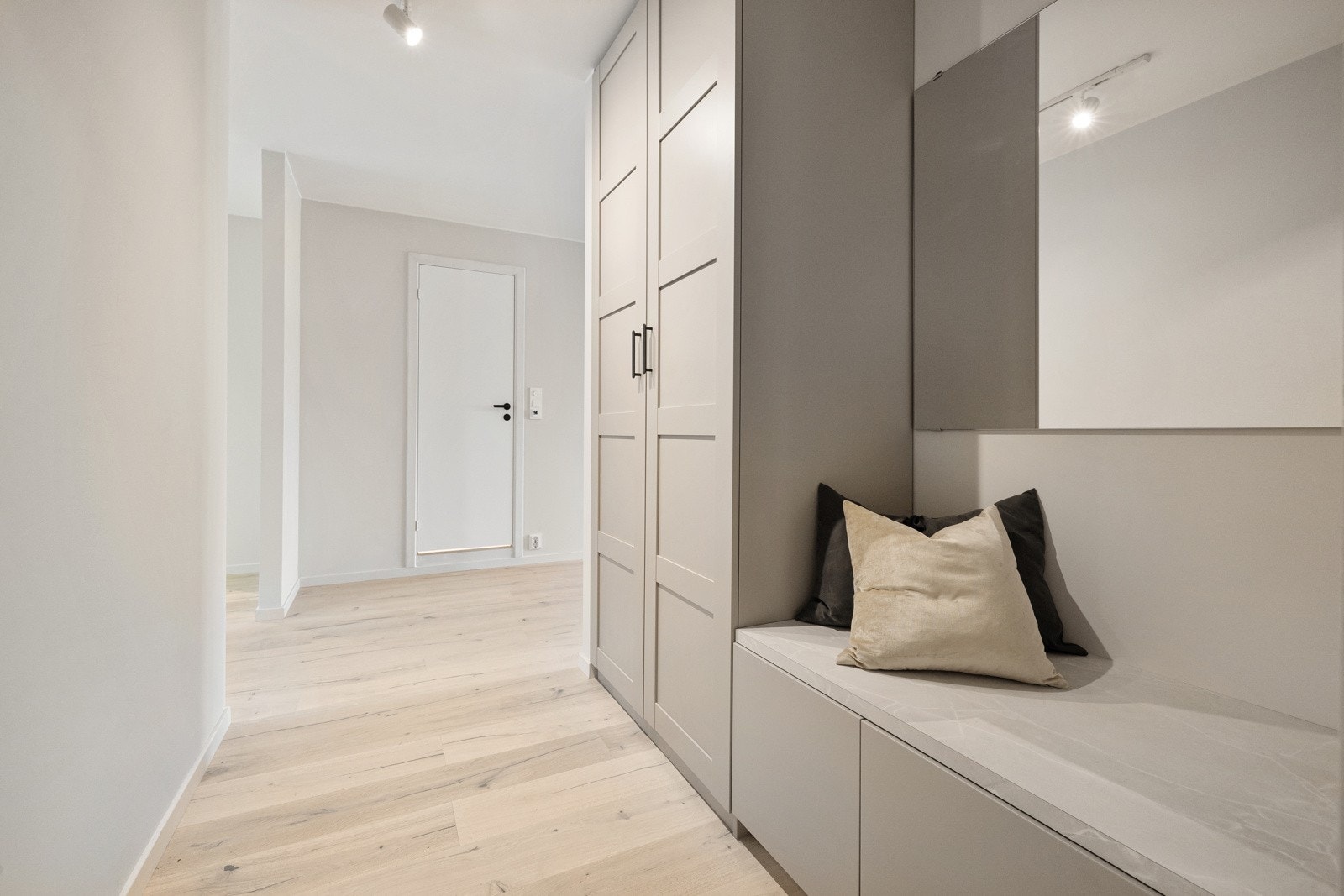 Spesialtilpasset garderobeløsning i entré. Galleribilde