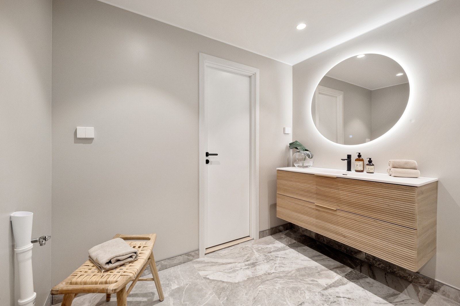 Opplegg for vaskemaskin på baderom. Galleribilde