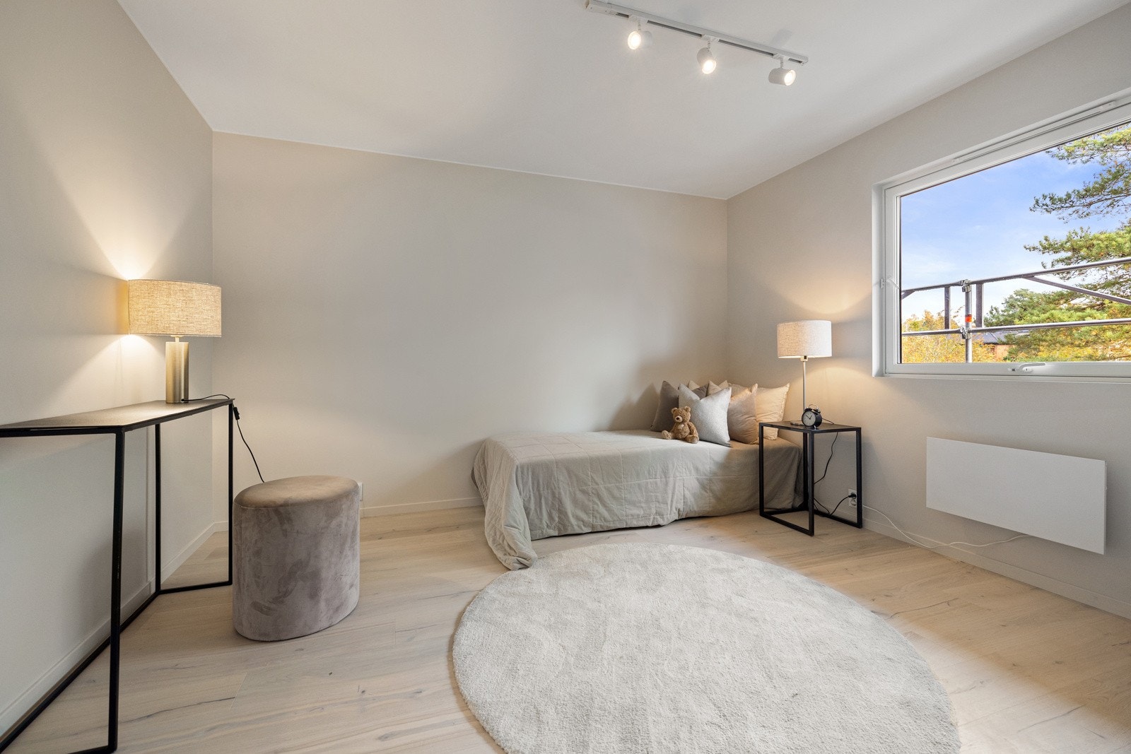 Soverom vender mot rolige, grønne omgivelser. Galleribilde