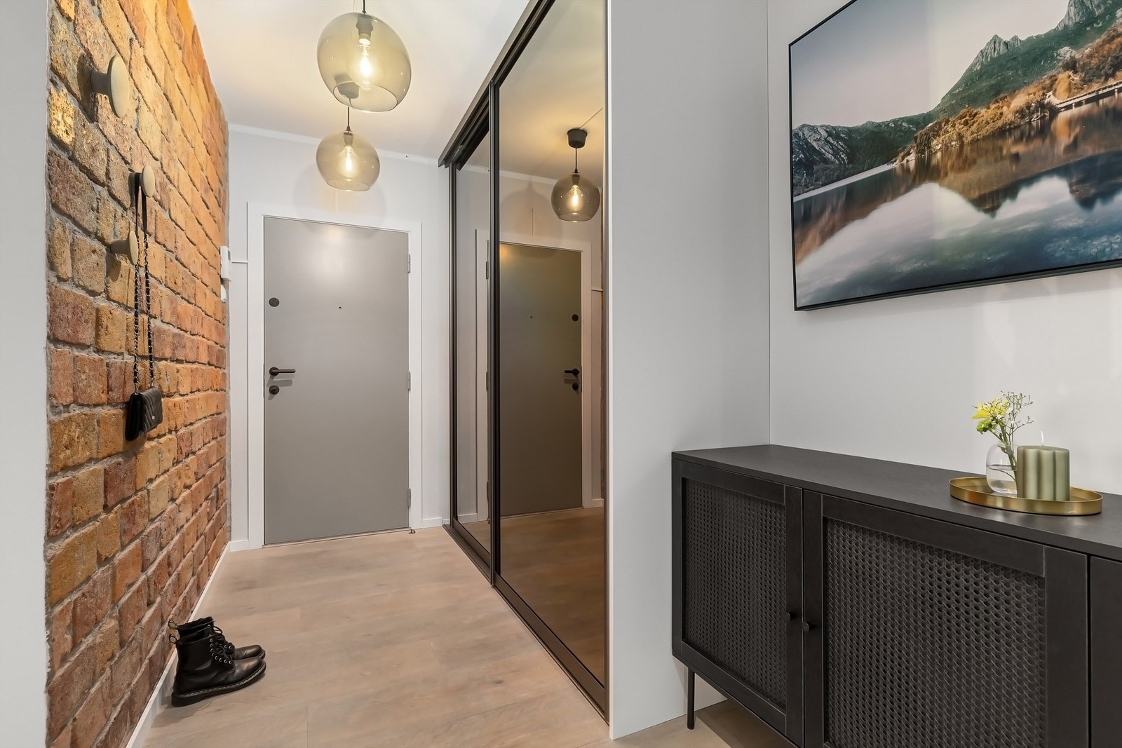 Gangen har god lagringsplass, og garderobeskap i både gang og på soverom er oppgradert med ELFA-garderobeinnredning fra 2024. Galleribilde