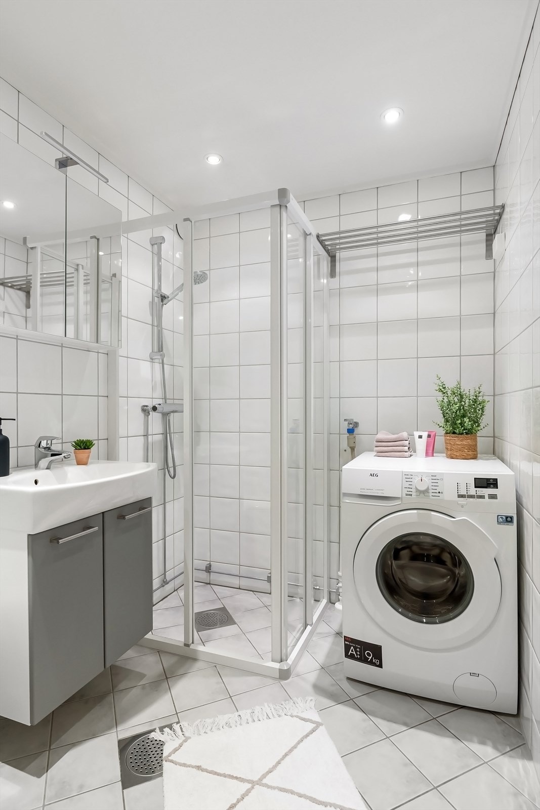 Badet har opplegg for vaskemaskin og tørketrommel. Galleribilde