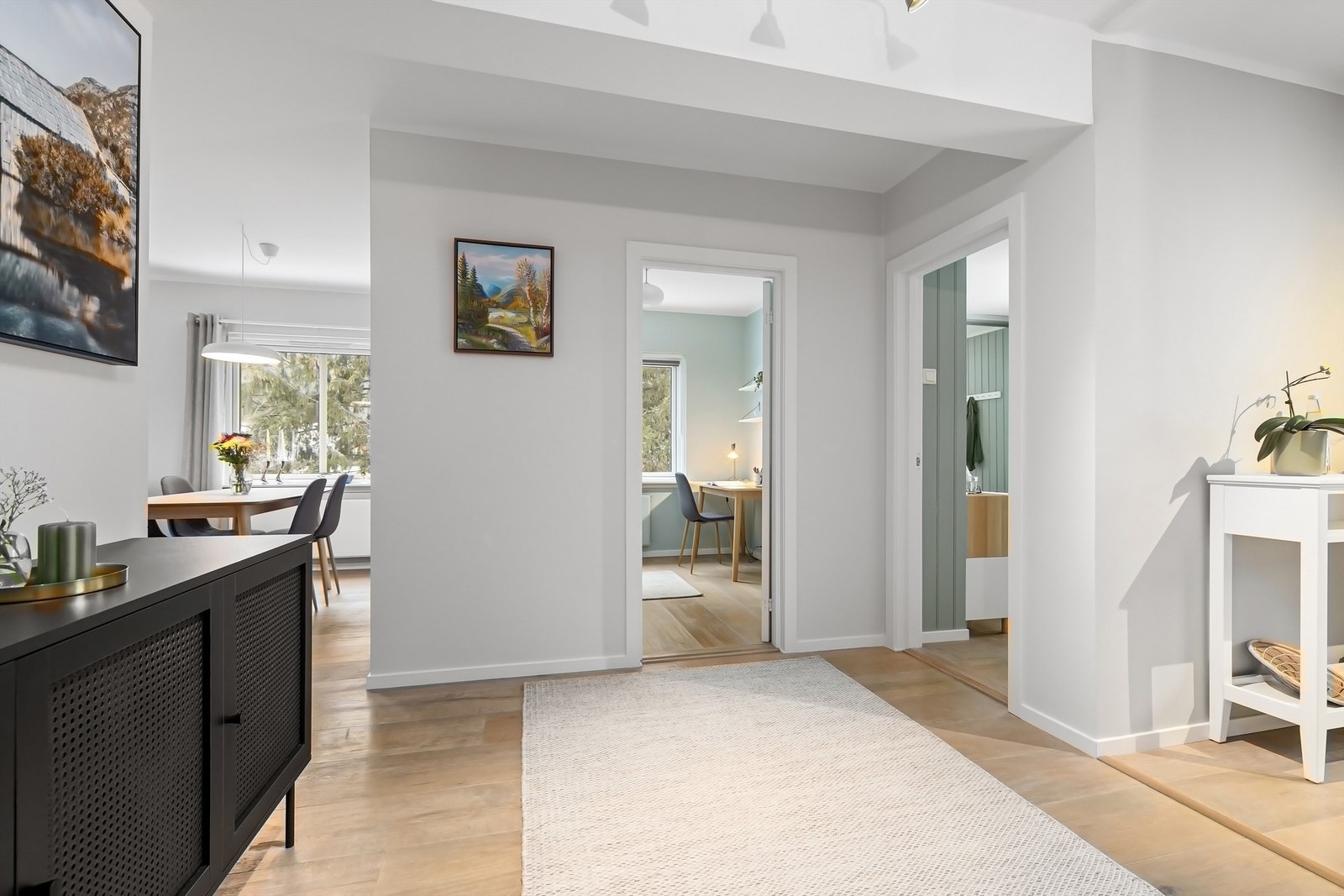 Boligen har en åpen, romslig og praktisk entré/gang. Galleribilde