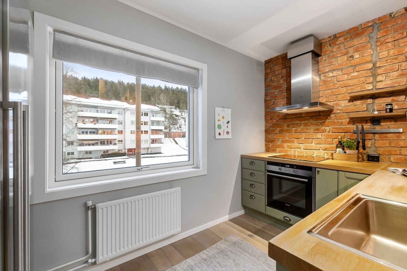 Kjøkkenet har plass til et mindre kjøkkenbord for en hyggelig kjøkkenkrok ved vinduet. Galleribilde