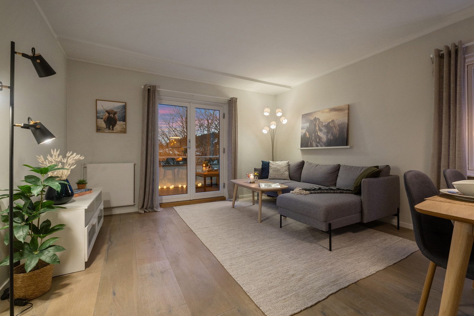 Boligen har en lys stue med store vindusflater som gir godt innslipp av naturlig lys. Galleribilde