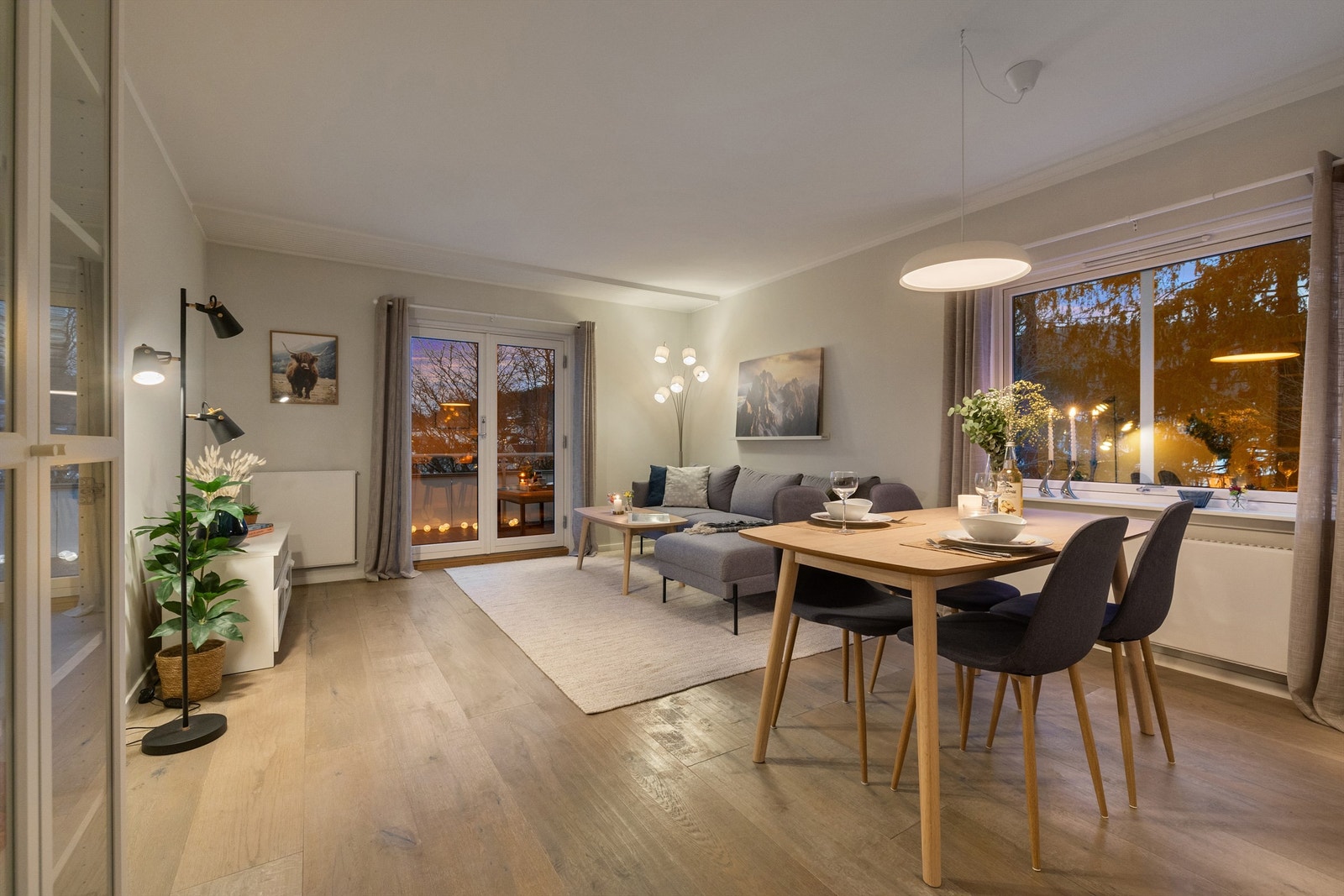 Stuen har naturlig plass til både sofagruppe og spisebord. Galleribilde