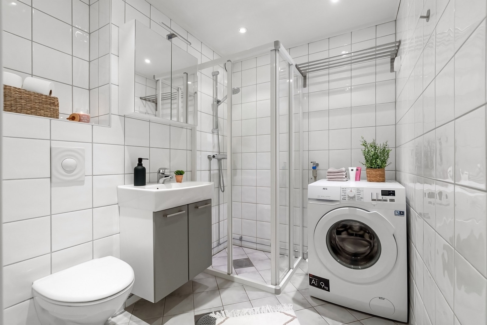 Delikat flislagt bad med gulvvarme, pusset opp i regi av borettslaget i 2005/06. Nytt speilskap med LED-lys fra 2025. Galleribilde