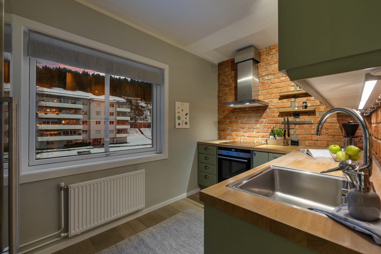 Pent og tidløst kjøkken med god skap- og benkeplass. Legg merke til de originale teglsteinsveggene som også går igjen i entréen. Galleribilde