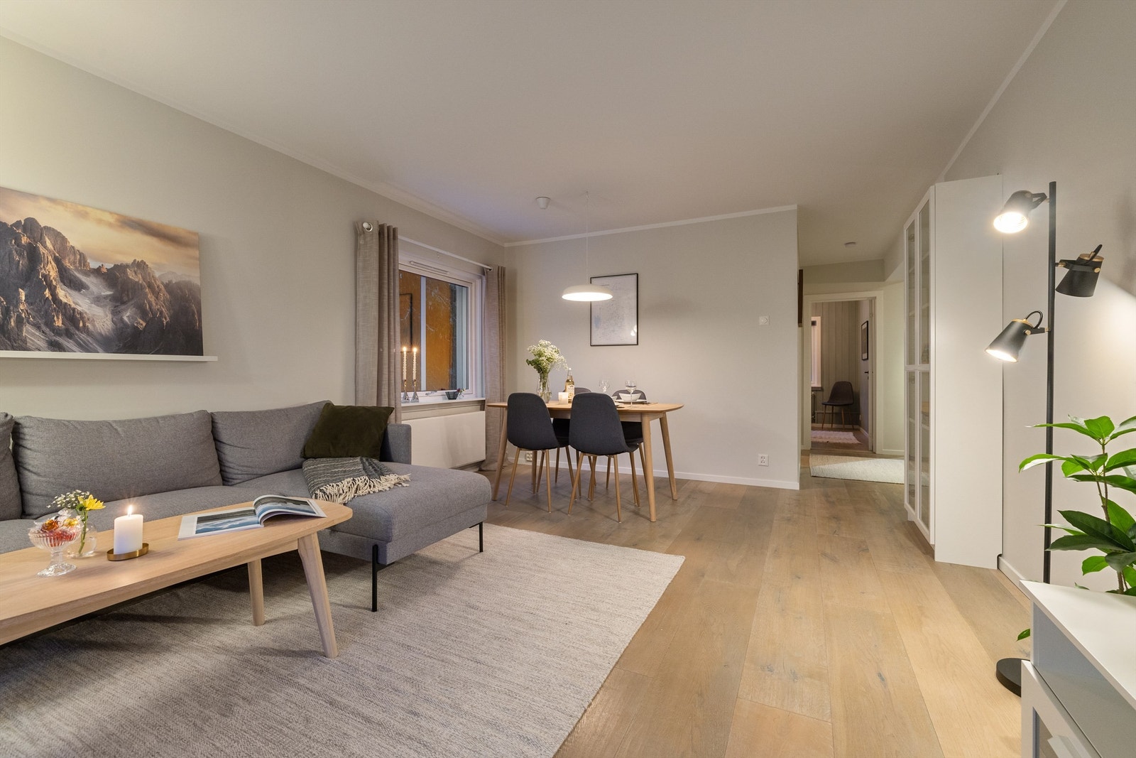 Boligen har en-stavs eikeparkett i hele boligen (SAGA Wideplank Old Smoked White) Galleribilde