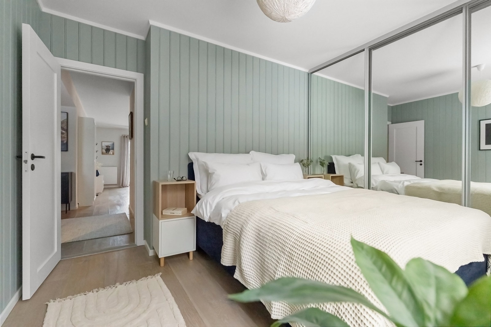 Soverommet har god plass til dobbeltseng med tilhørende nattbord. Galleribilde