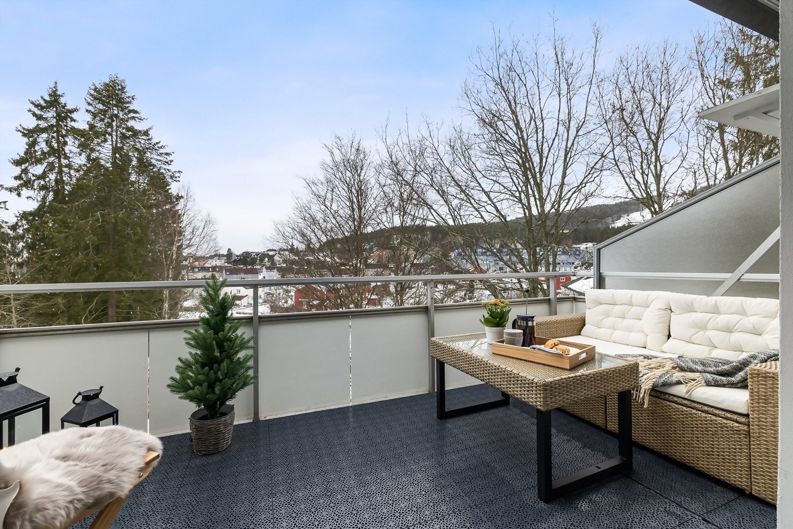 Her sitter man usjenert til med utsikt utover grøntområde, småhusbebyggelse og Grefsenkleiva. Galleribilde