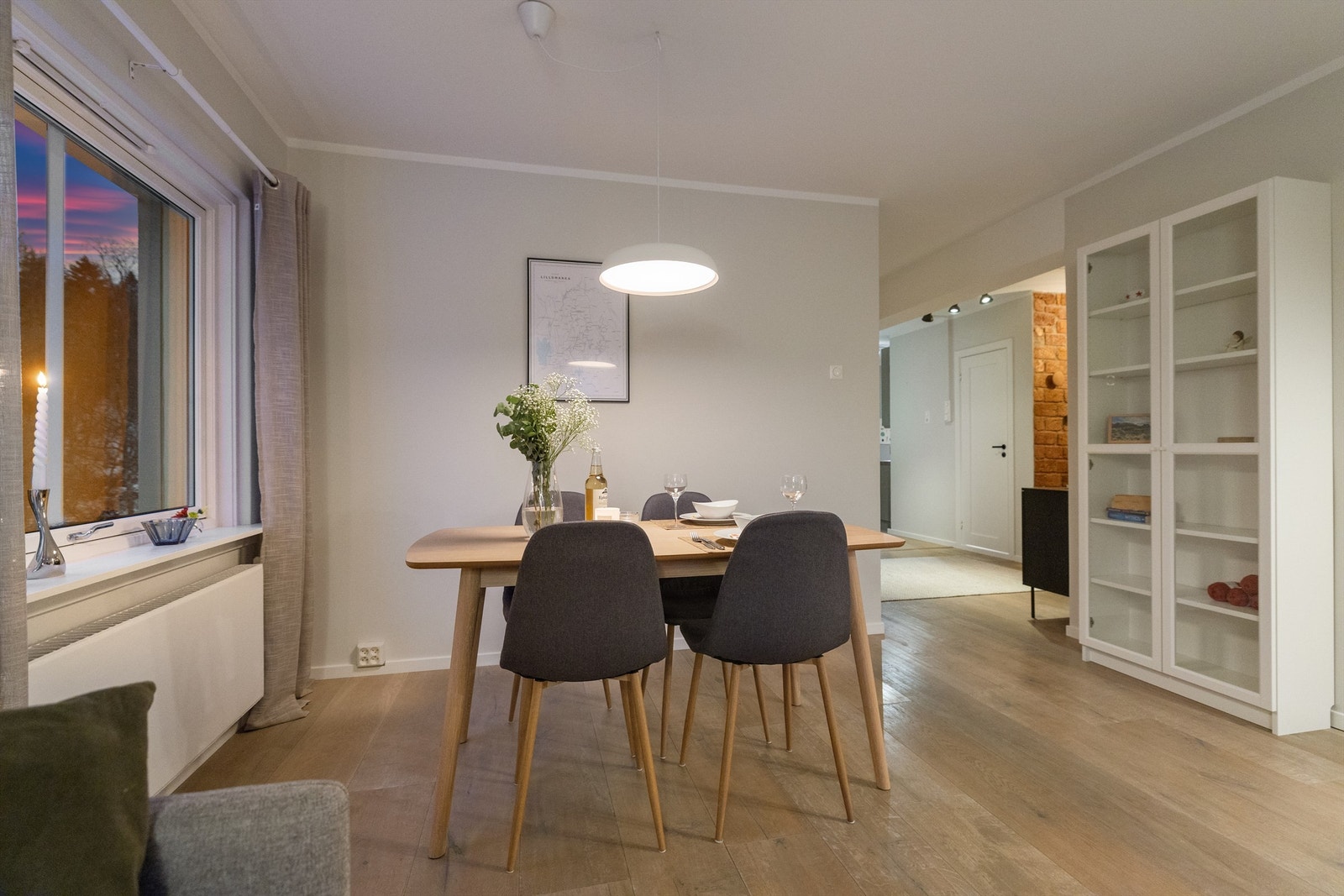 Forrige eier åpnet opp mellom stue, kjøkken og gang for å få en mer sømløs og lysere overgang. Arbeidet er omsøkt og godkjent av kommunen. Galleribilde