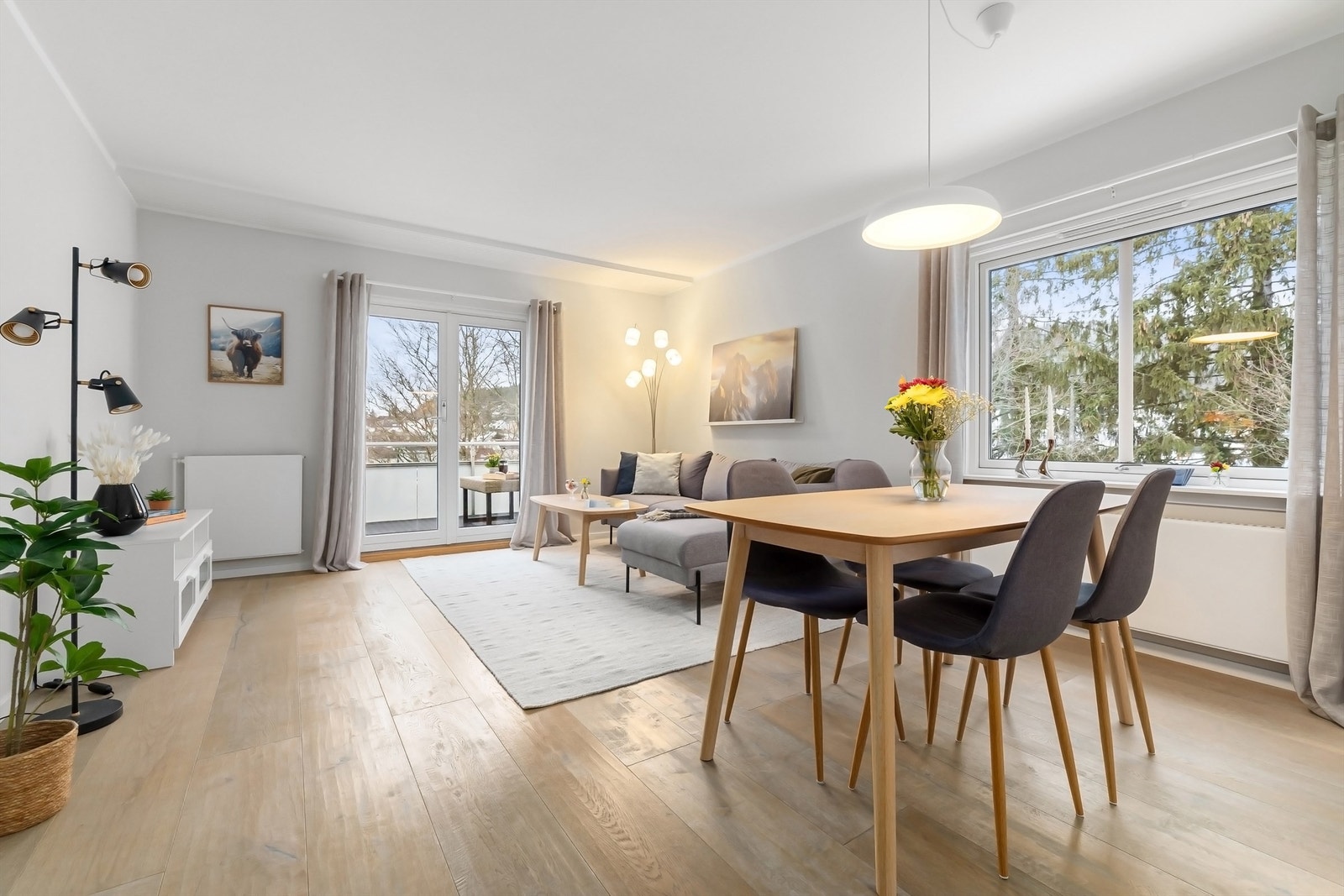 Boligen disponerer en kjellerbod på 5 kvm og en loftsbod på 17 kvm (gulvareal, skråtak). Galleribilde