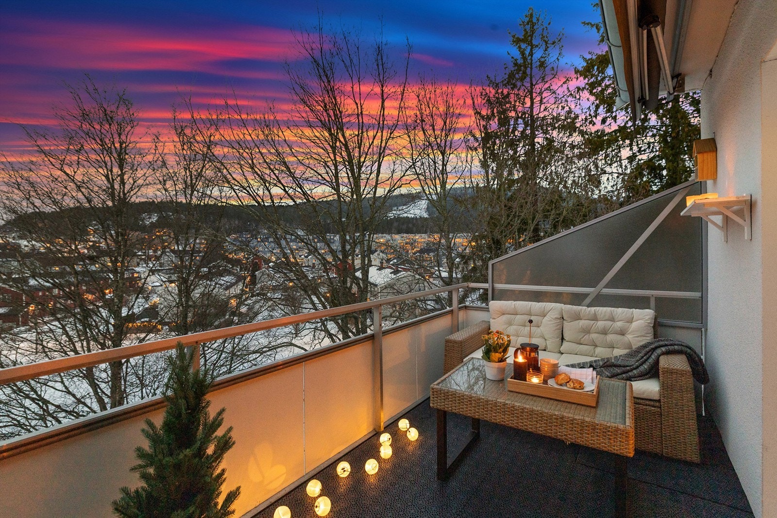 Balkongen blir en naturlig forlengelse av stuen på sommerstid. Galleribilde