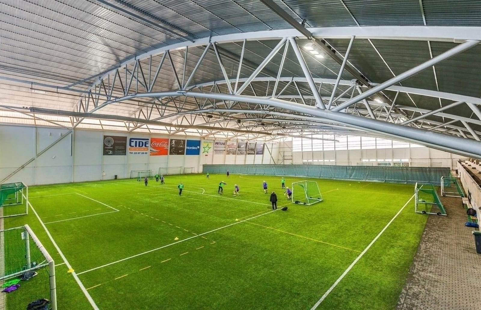 Nærhet til Idrettsanlegg på Manglerud. Her finner du, skøytehall, innendørs og utendørs fotballbaner. Galleribilde