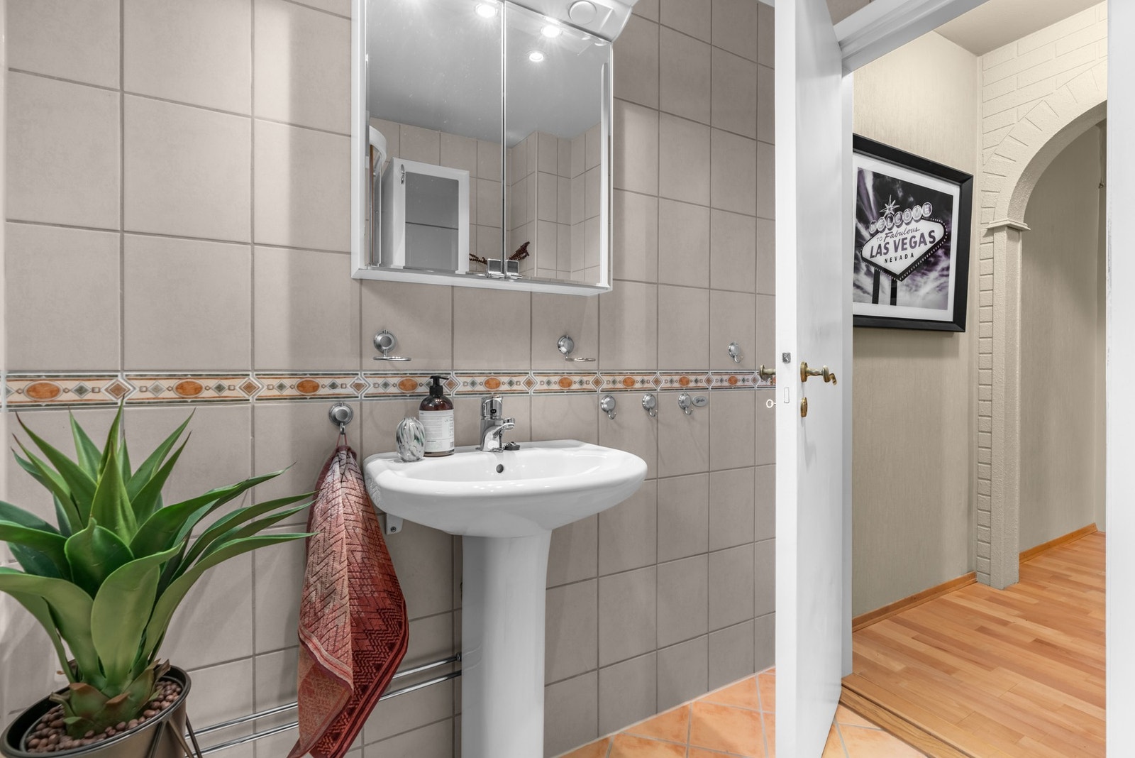 Badet er utstyrt med flislagt gulv med varmekabler og flissatte veggflater. Himlingen er glatt og malt, med downlights for belysning. Galleribilde