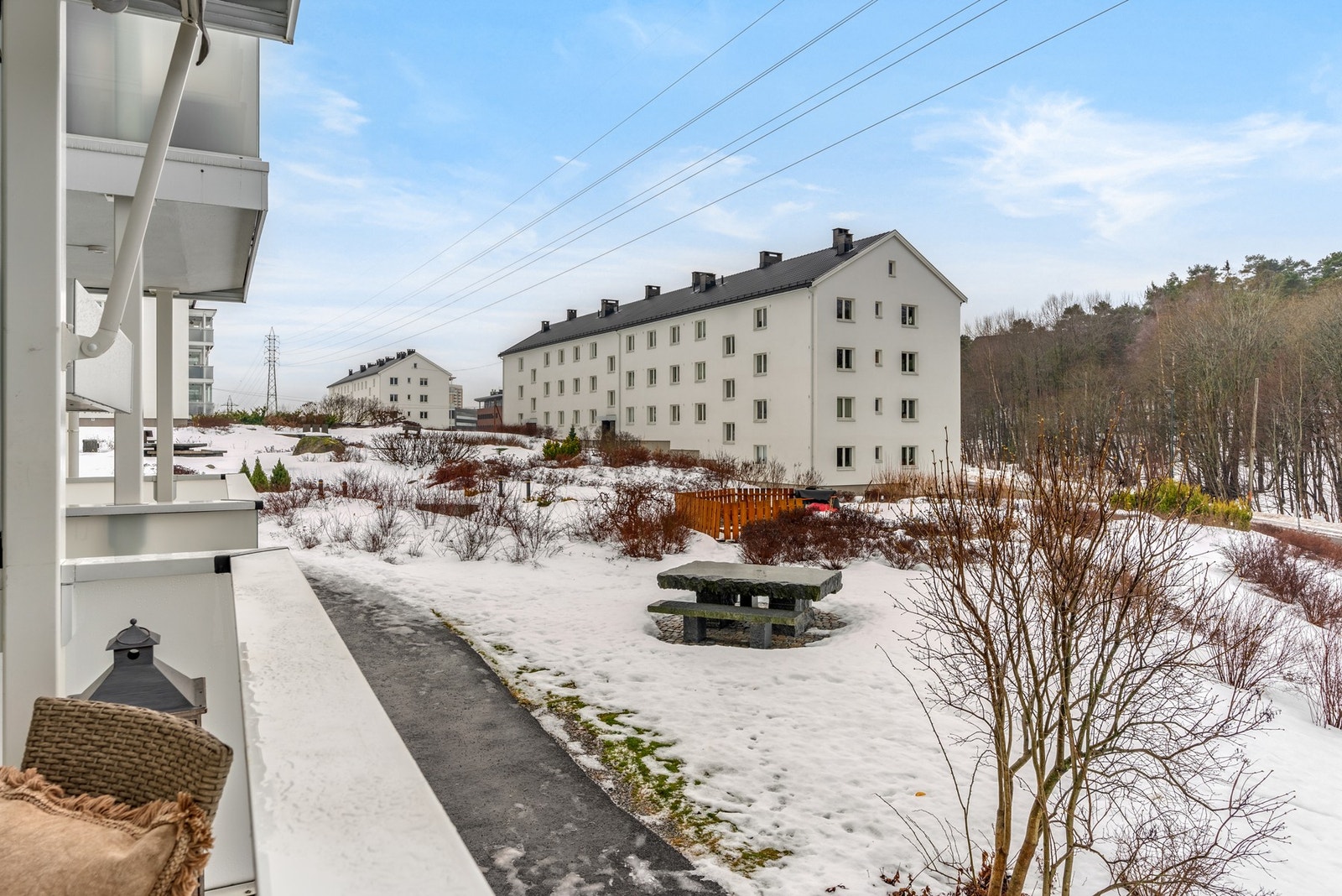 Eiendommen har gangavstand til attraktive Høyenhall barne- og ungdomsskole. Det finnes flere videregående skoler i nærliggende områder, samt et godt utvalg av både private og kommunale barnehager. Galleribilde