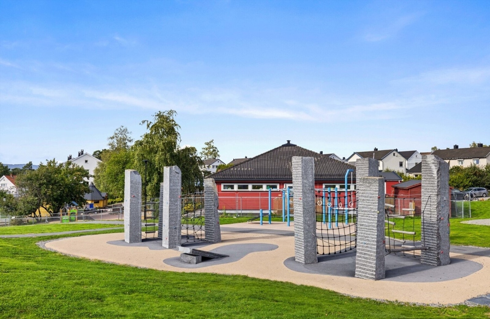 Tomten er pent opparbeidet med gressplener, variert vegetasjon, sittegrupper og lekeplasser samt asfalterte gang- og stikkveier. Det er opparbeidet et flott parkmessig uteområde med dammer og flott beplantning. Galleribilde