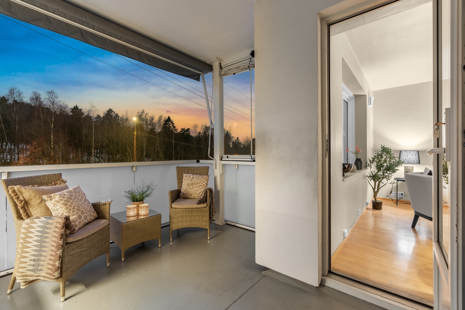 Høyenhall er et godt etablert boområde, og meget sentralt med nærhet til Olso sentrum. Fra boligen er det kort vei til Svartdalsparken og Alnaelven med deilige turmuligheter og sti ned til Kværnerdalen. Galleribilde