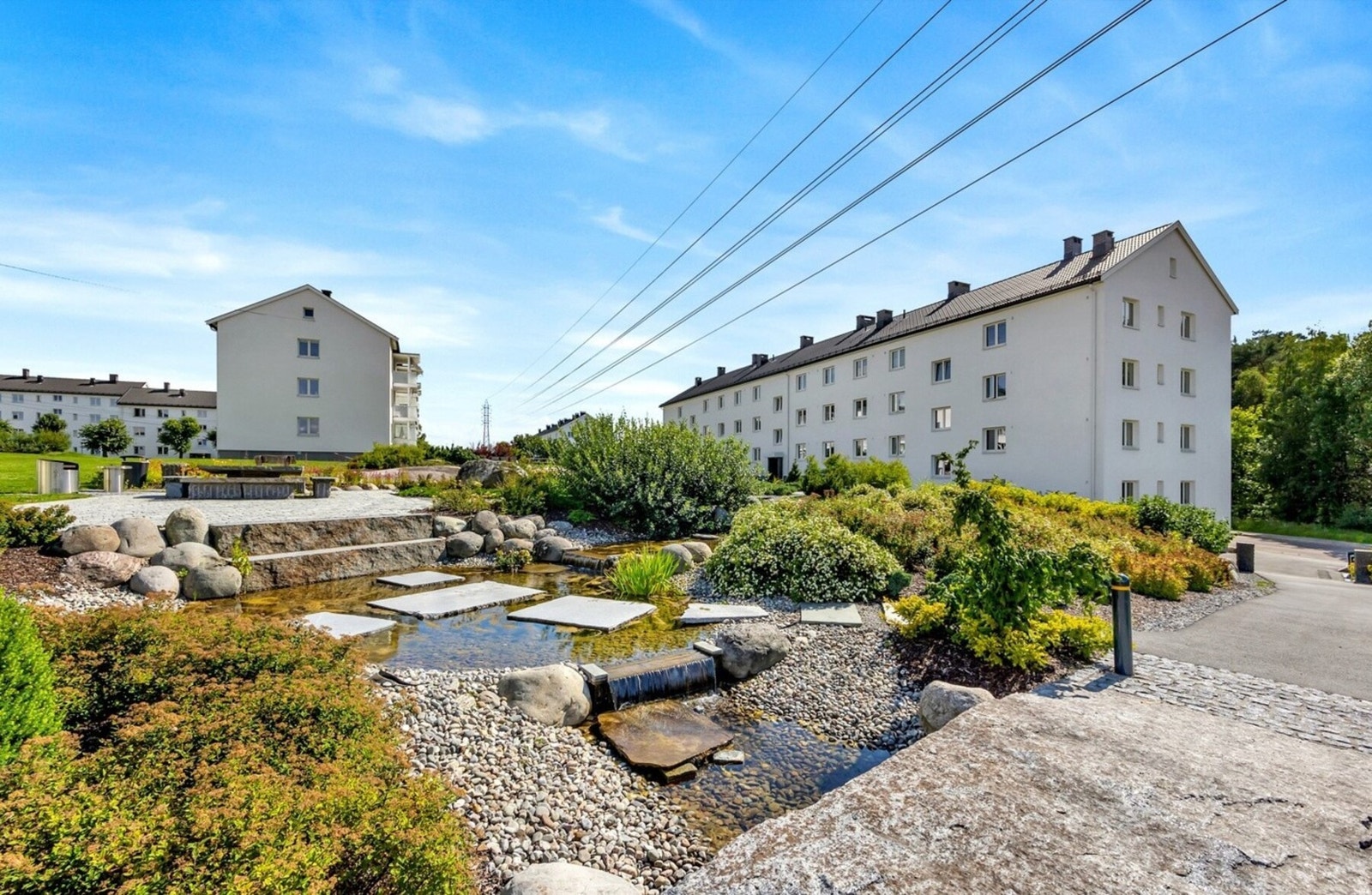 Leiligheten ligger i et borettslag som nylig har oppgradert både fasade og uteområder. Galleribilde