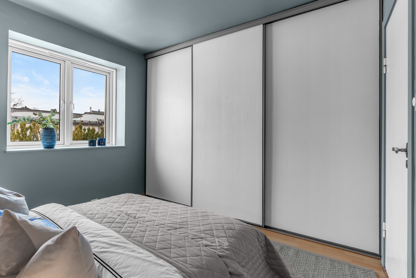 Soverommet er utstyrt med en skyvedørsgarderobe som gir god plass til oppbevaring. Galleribilde