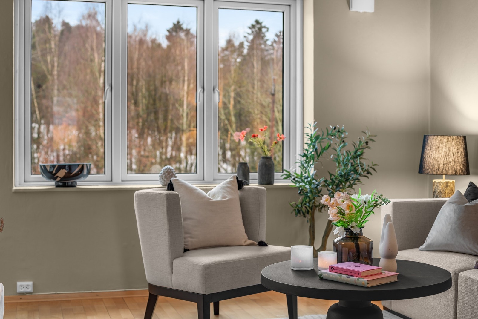 Flott utsikt utover Svartdalsskogen fra stuen. Privat beliggenhet uten innsyn. Galleribilde