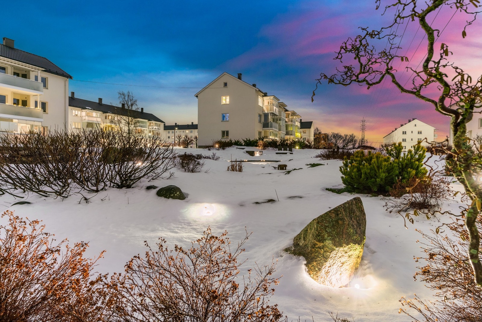 Med bil fra Høyenhall tar det ca. 3 min til Manglerud Senter, 6 min til Ekeberg, 7 min til Oslo S og 30 min til Oslo lufthavn Gardermoen. Galleribilde