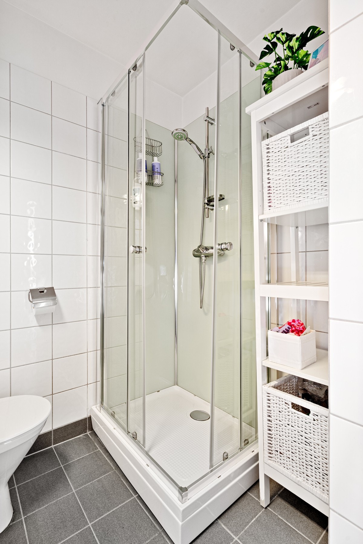 Utstyrt med dusjkabinett, servant i skap og toalett. Galleribilde