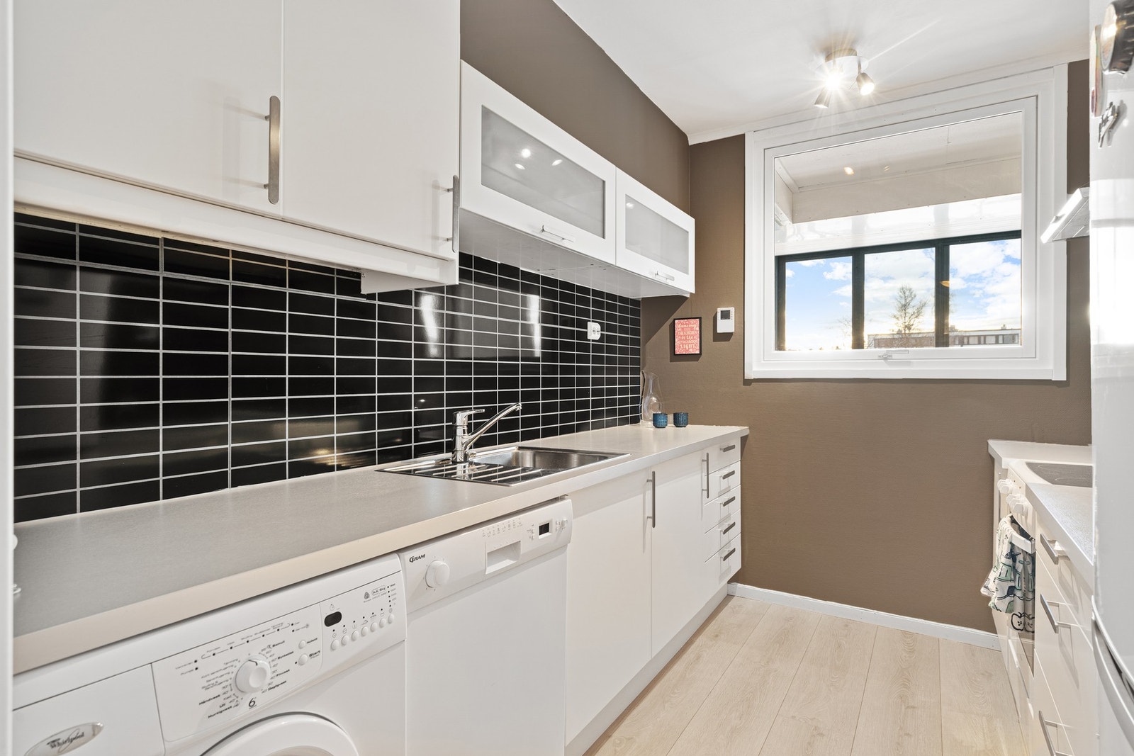 Kjøkkenet har blitt vurdert til TG1 av takstmann. Plass til oppvaskmaskin og vaskemaskin på kjøkkenet. Galleribilde