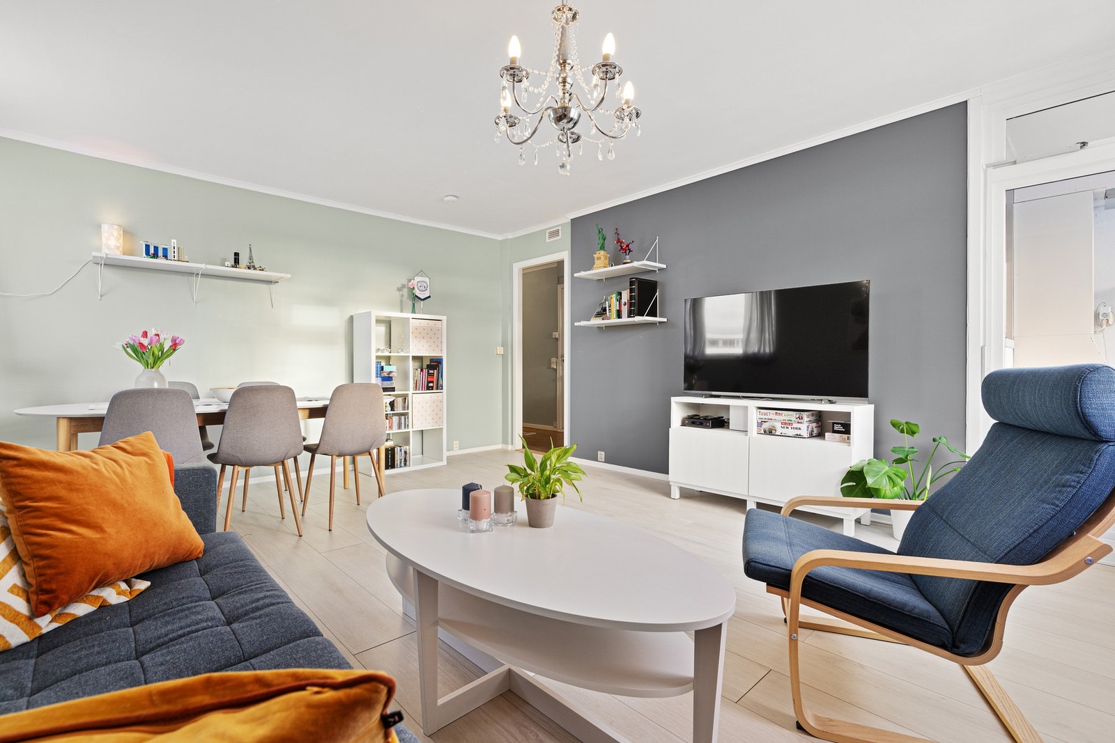 Stuen har et lyst og pent fargevalg. Galleribilde